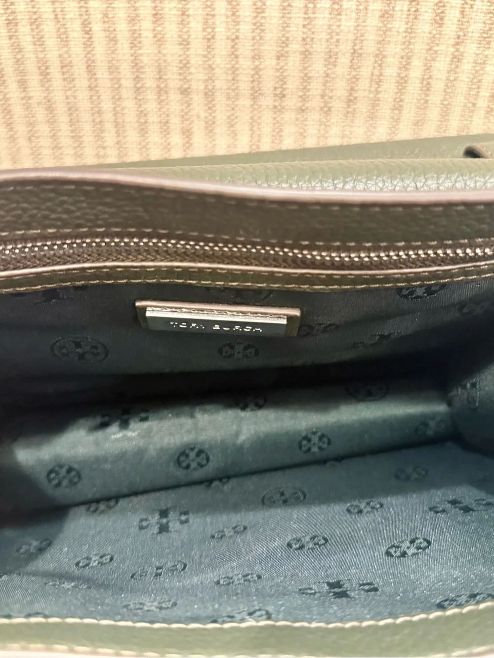 EUC Tory Burch Dark Green Pebbled Leather Crossbody Bag with Matching Wallet - Picture 7 of 16